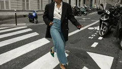 Szerokie jeansy – najgorętszy trend sezonu na chłodne dni. Z czym je nosić, by wyglądać stylowo?